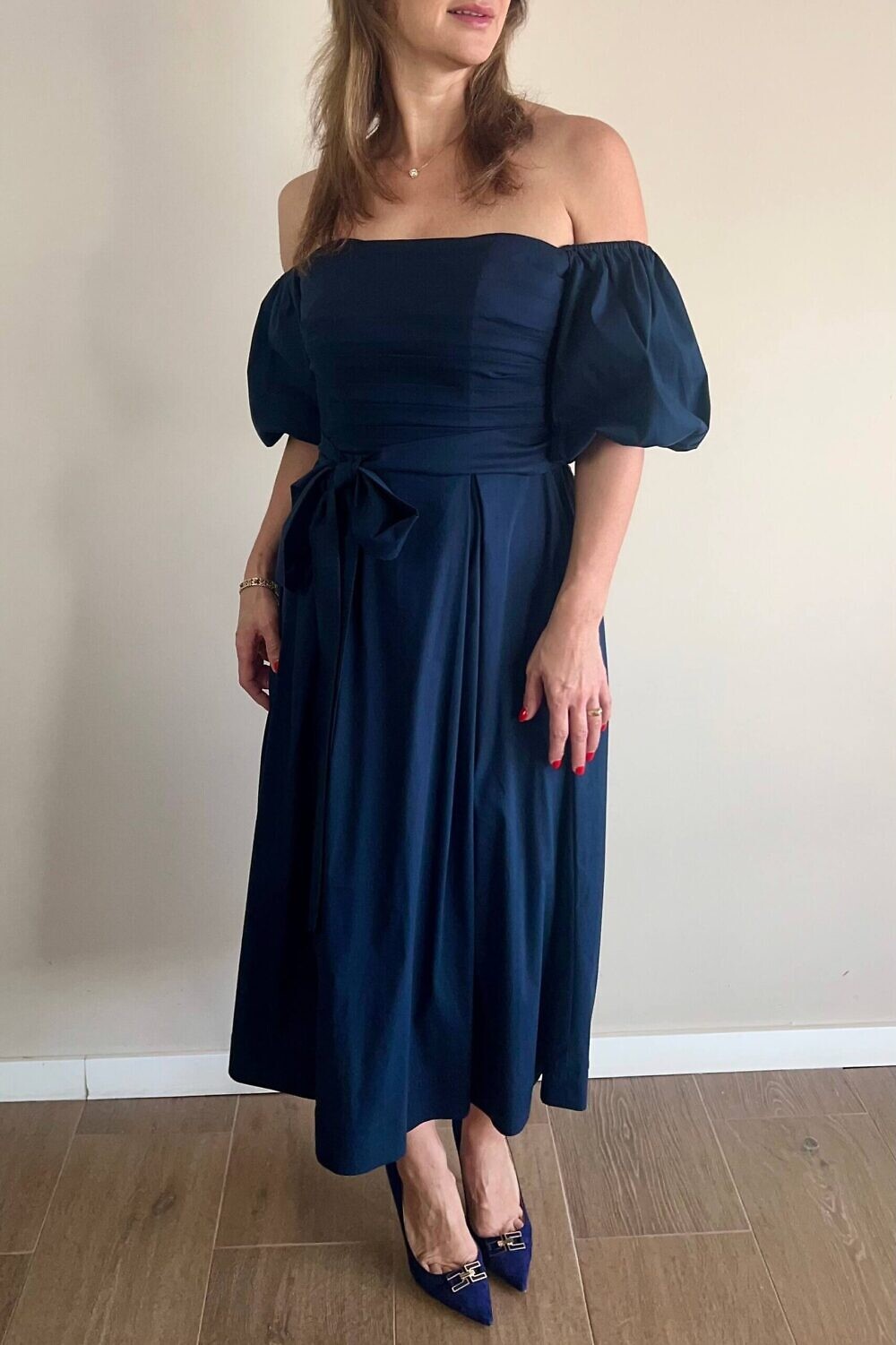 RALUCA MIHALCEANU Mitternachtsblaues Carmenkleid in Maxilänge mit voluminösen schulterfreien Ärmeln und plissiertem Oberteil